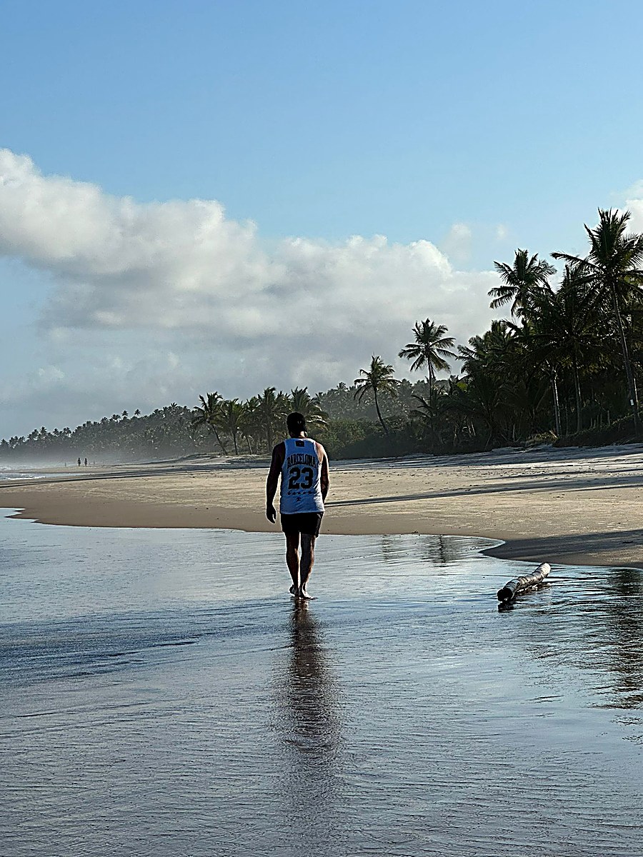 Geert van den Hout op het strand in Brazilië