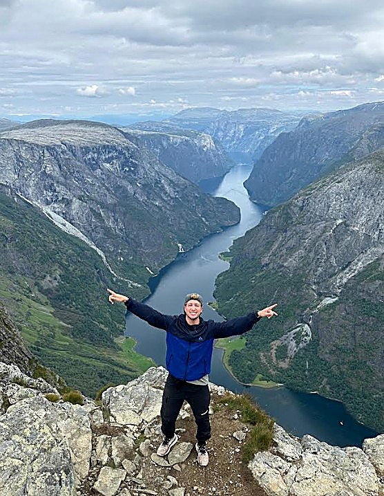 Geert van den Hout boven op een berg in Noorwegen